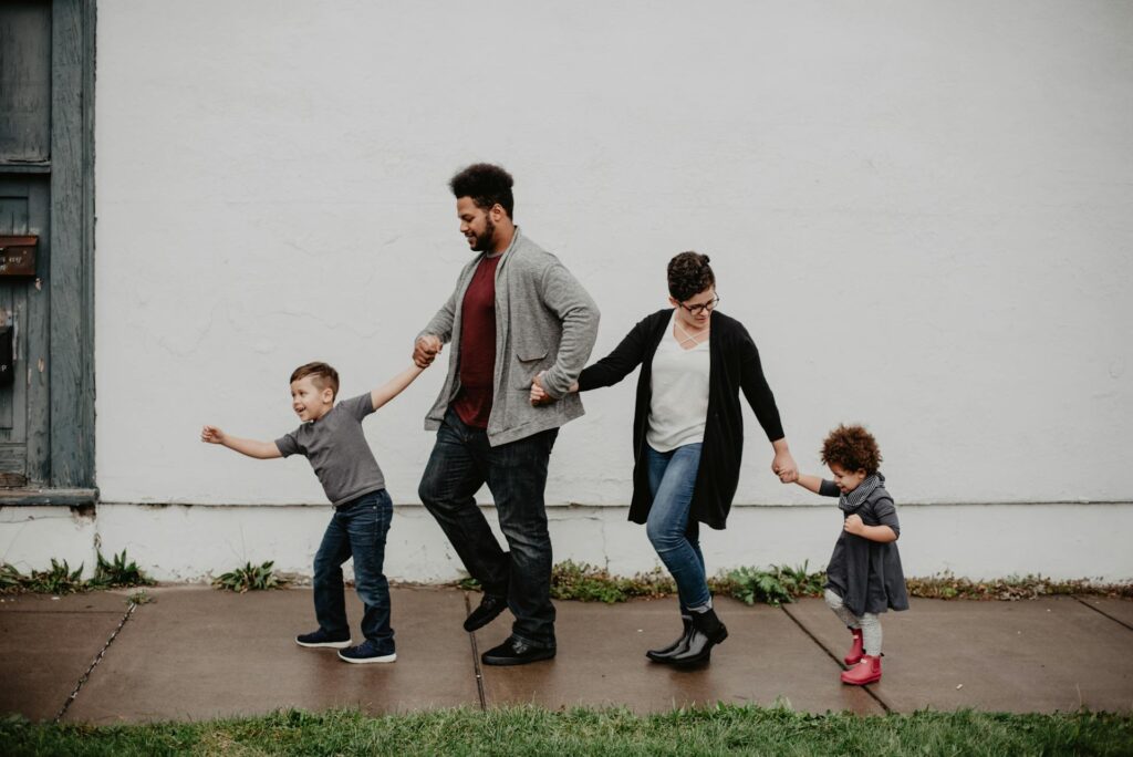 Eine Familie beim Spaziergang